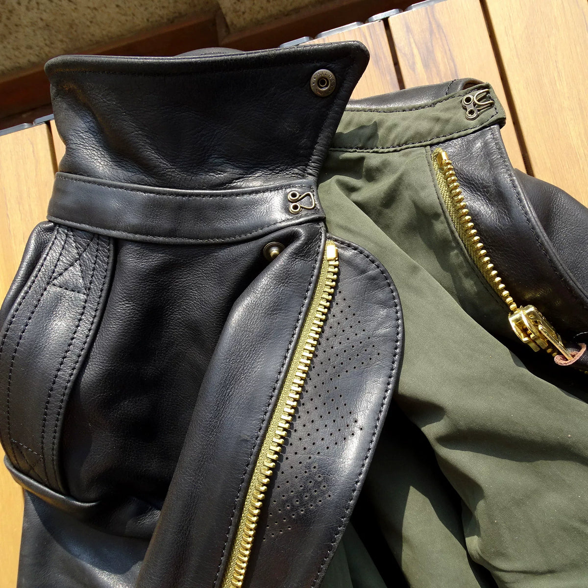 Куртка чоловіча шкіряна бомбер з кишенями, чорна